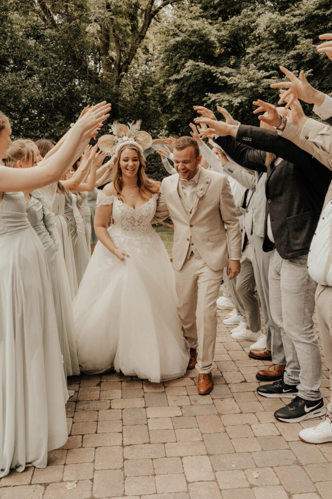 Hochzeitspaar nach der Zeremonie, location im Münsterland Ahaus, Fotografin Golden Stories Fotografie
