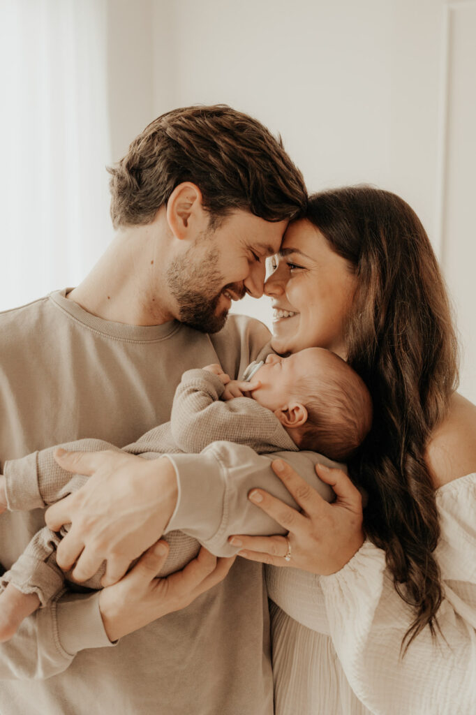 Familie mit Baby bei Fotoshooting im Studio