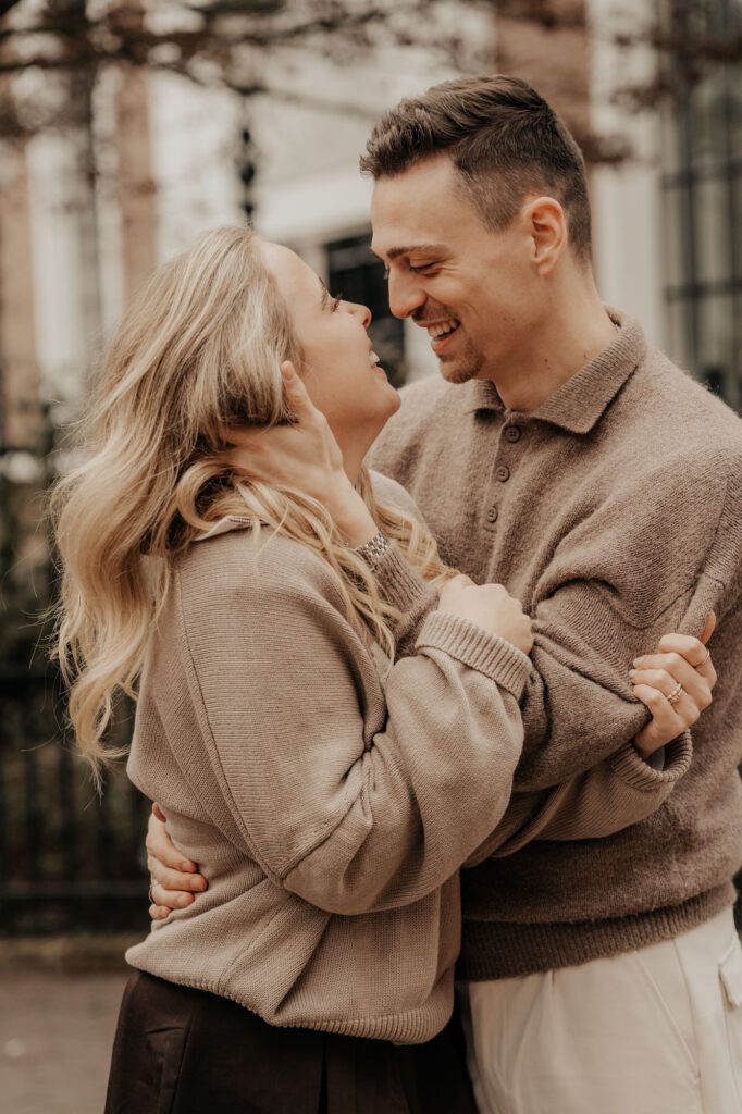 Paar beim Fotoshooting in der Innenstadt