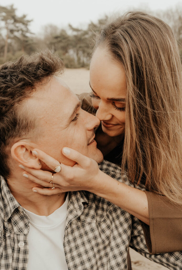 Paar beim Fotoshooting in der Natur, Fotografin ist Vicky Kreuziger