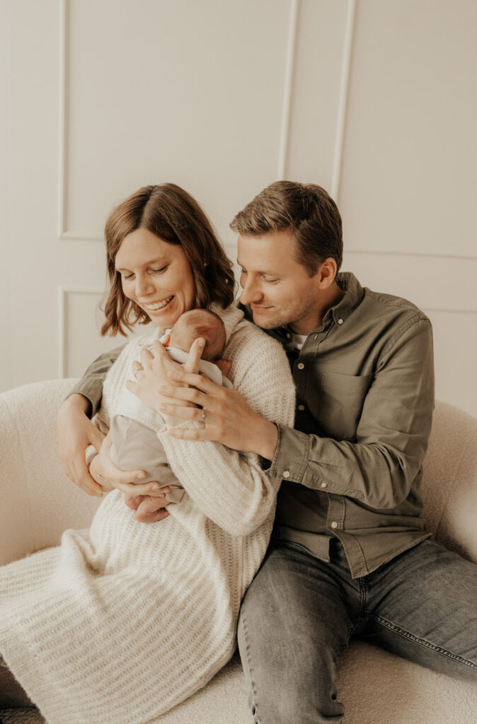 Familie beim Newborn Fotoshooting im Studio