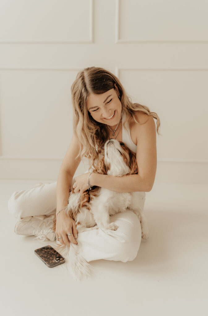 Fotografin Vicky Kreuziger von Goldenstories Fotografie mit ihrem Hund