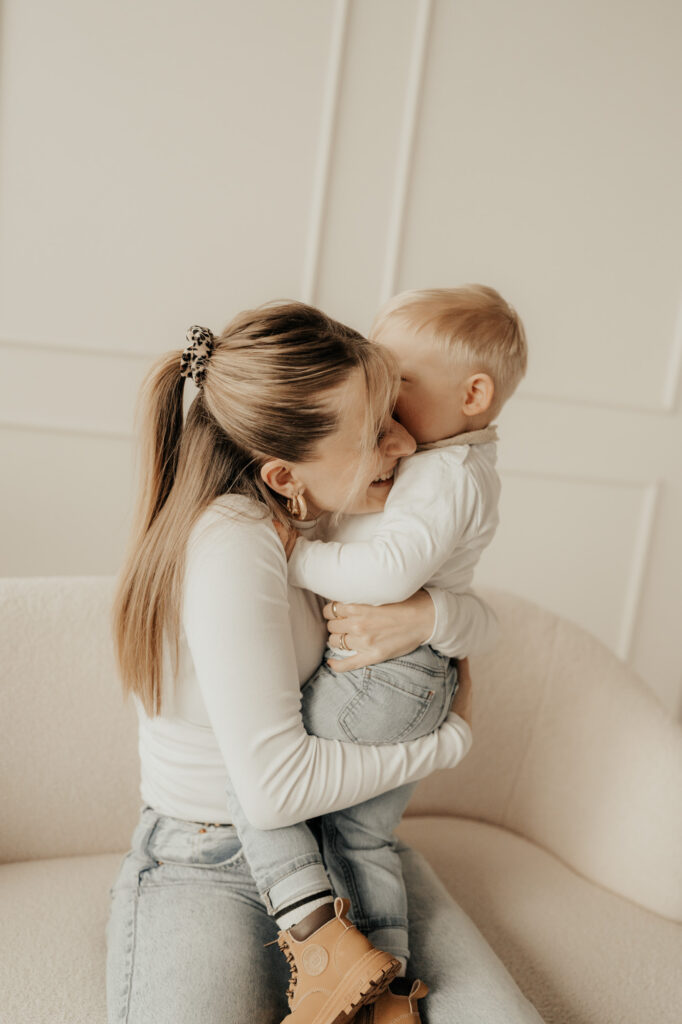 Mama und Kleinkind beim Shooting in Studio von Fotografin Vicky Kreuziger
