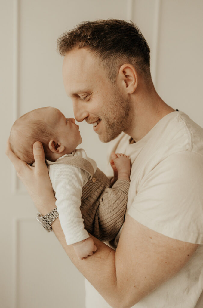 Papa und Baby beim Familienshooting im Fotostudio Goldenloft